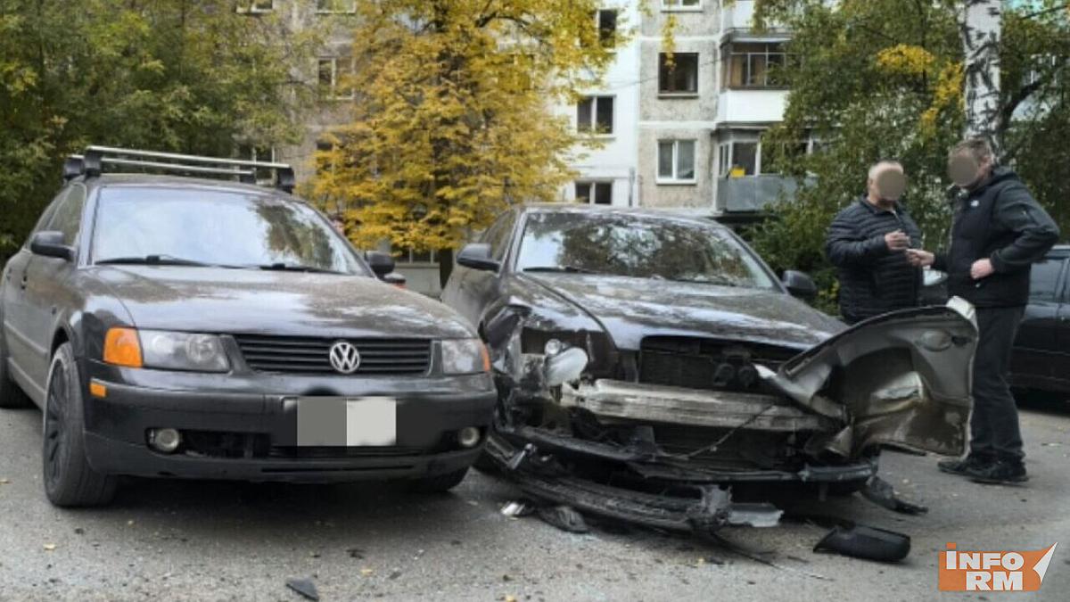 Неизвестный водитель в Саранске «забыл» в припаркованной машине свою дверь Неизвестный водитель в Саранске «забыл» в припаркованной машине свою дверь