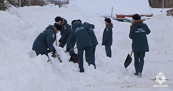 Пожарные в Саранске вышли на борьбу с сугробами 
