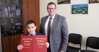 Школьнику в Мордовии министр вручил обновлённую Красную книгу РМ 