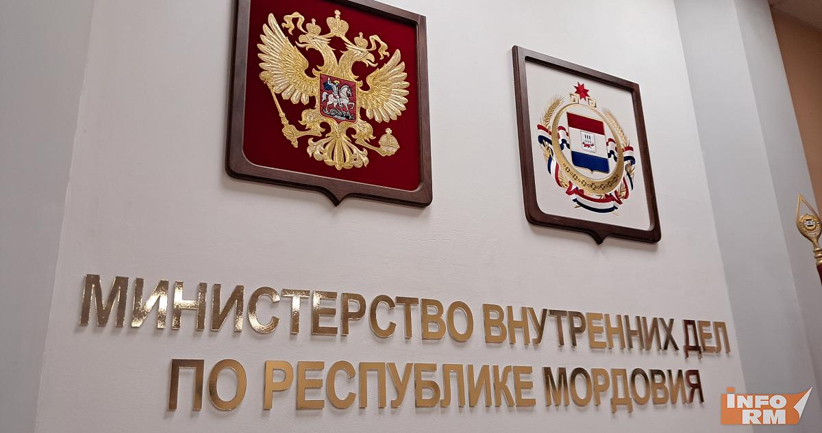 Уборщица в Саранске незаметно вынесла со склада больше двух ящиков водки 