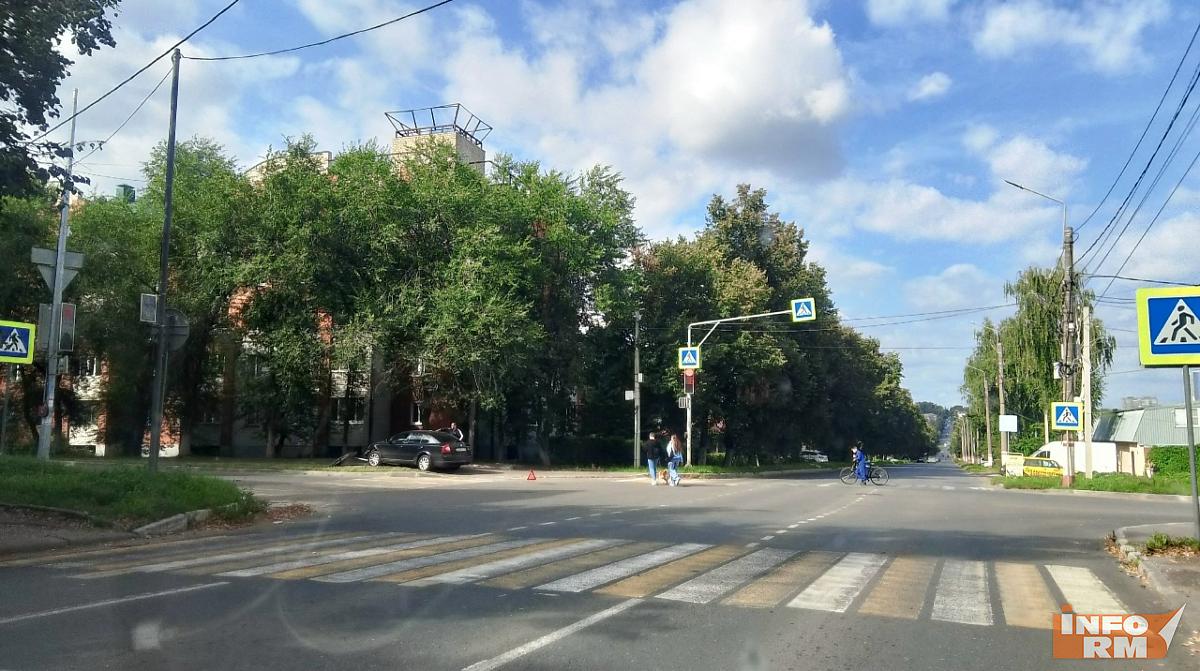 В Саранске иномарка снесла дорожный знак