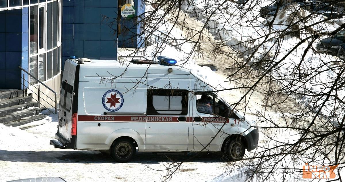 При уборке снега с крыши в Мордовии пострадал один человек 