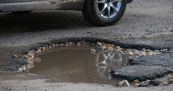 Водителей в Мордовии попросили не стесняться и судиться с владельцами разбитых дорог 