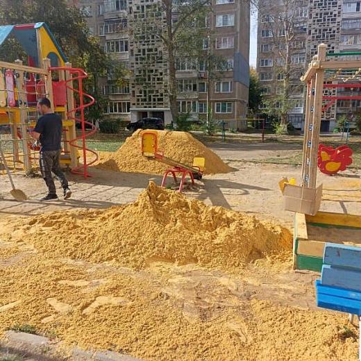 В Пролетарском районе Саранска ремонтируют детские площадки