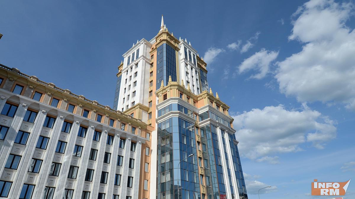 На смотровой площадке МГУ им. Н.П. Огарева - выставка молодого художника