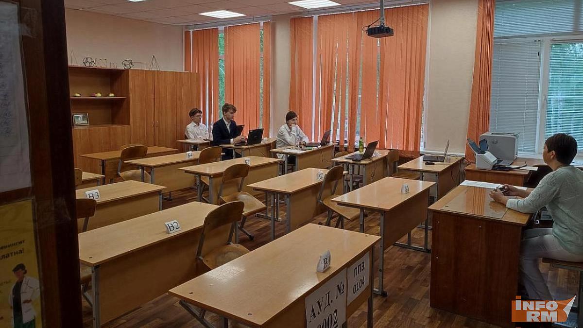 Выпускники Мордовии сдают ЕГЭ по обществознанию и физике Выпускники Мордовии сдают ЕГЭ по обществознанию и физике