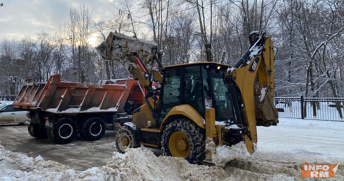 Тонны снега вывозят по ночам с улиц Рузаевки 