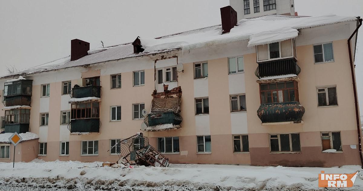 Очевидцы: глыбами снега и льда в Саранске снесло балкон жилого дома 