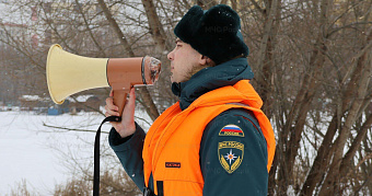 Спасатели запретили людям выходить на лёд 