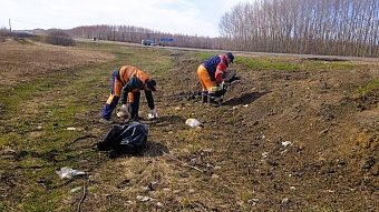 В Мордовии за автомобилистами убирают мусор вдоль дорог