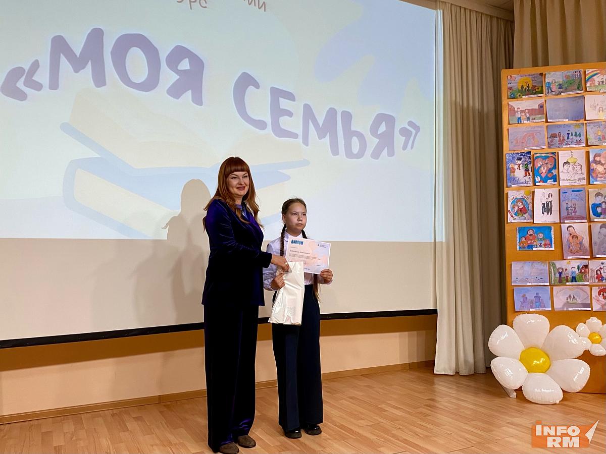 Ведущая 10 канала Лариса Саулина вручила призы победителям конкурса в Пушкинке Ведущая 10 канала Лариса Саулина вручила призы победителям конкурса в Пушкинке