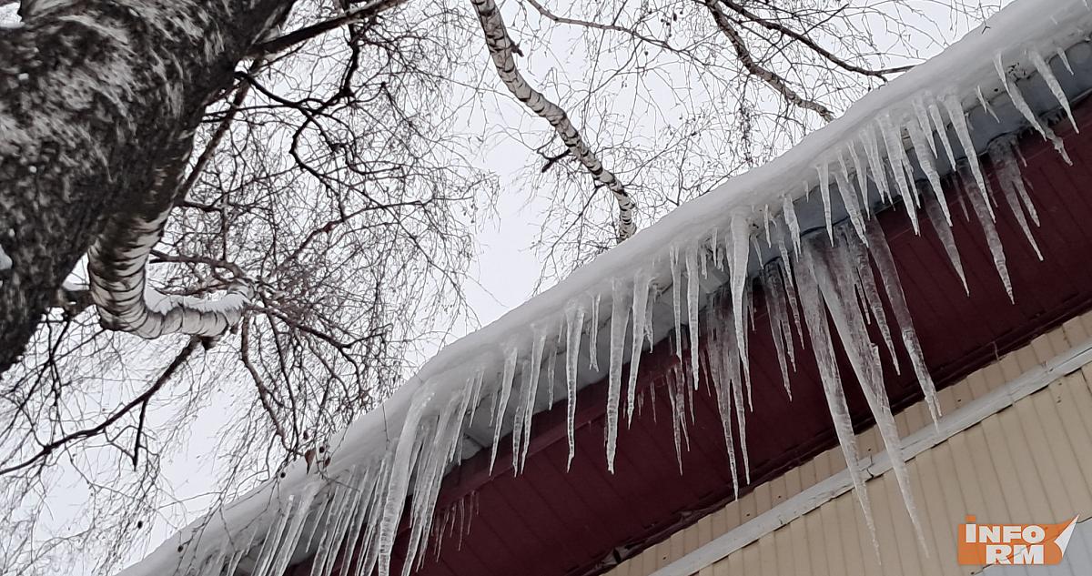 Власти Саранска попросили людей держаться от крыш подальше 
