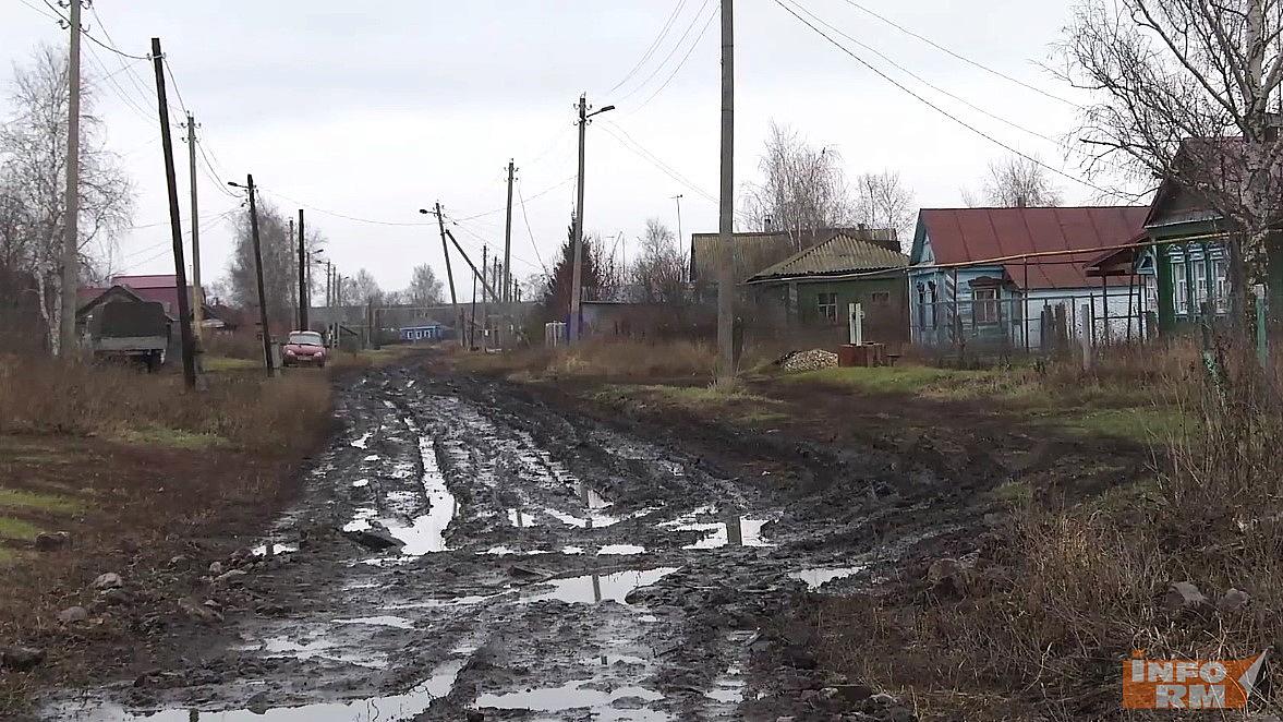 В Малых Березниках улица тонет в грязи