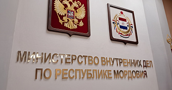 В Мордовии внутри остановленной машины полицейские нашли двух мужчин и наркотики 