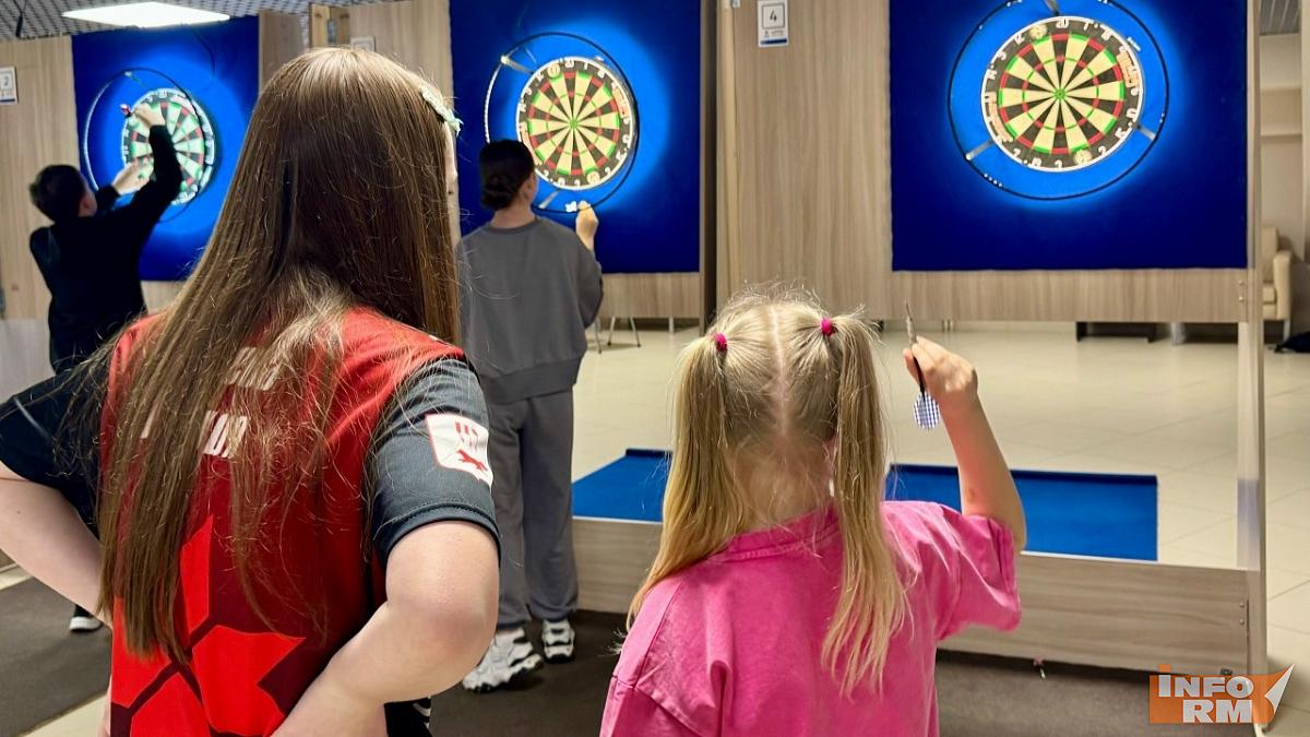 В Саранске дети участников СВО сыграли в дартс