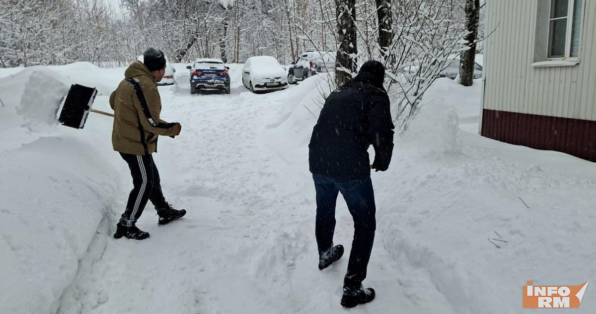 На борьбу со снегом в Саранске вышли горожане, бизнесмены и почти 200 спецмашин 