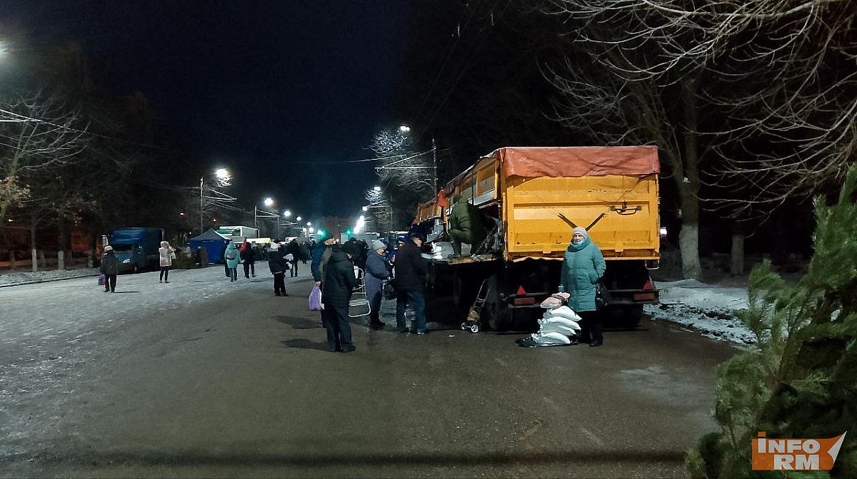 Жители Саранска спешат на ярмарку за ёлками и сахаром