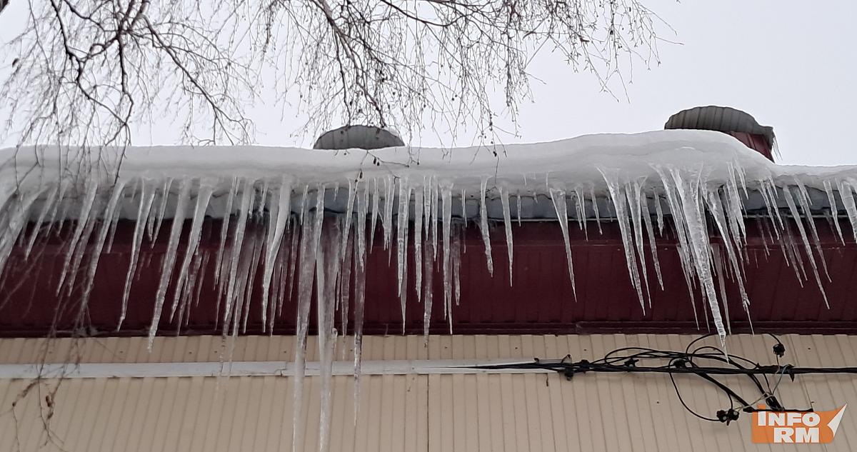 На 11-летнюю девочку в Мордовии упала глыба льда и снега 