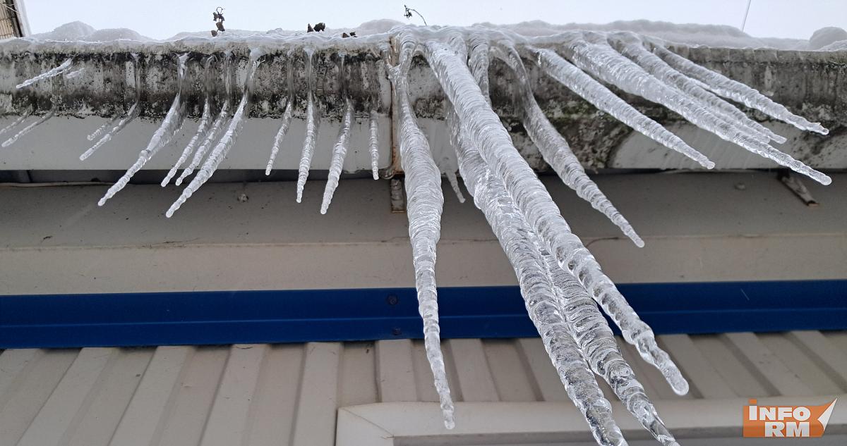 Глыба льда с самодельного навеса убила ребёнка 