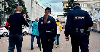 Жителей России предупредили о штрафах за выбивание ковров во дворе 