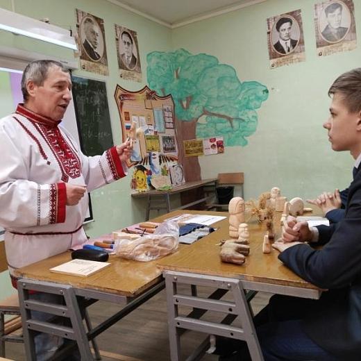 Мордовские резчики провели мастер-класс «В традициях народной резьбы» 