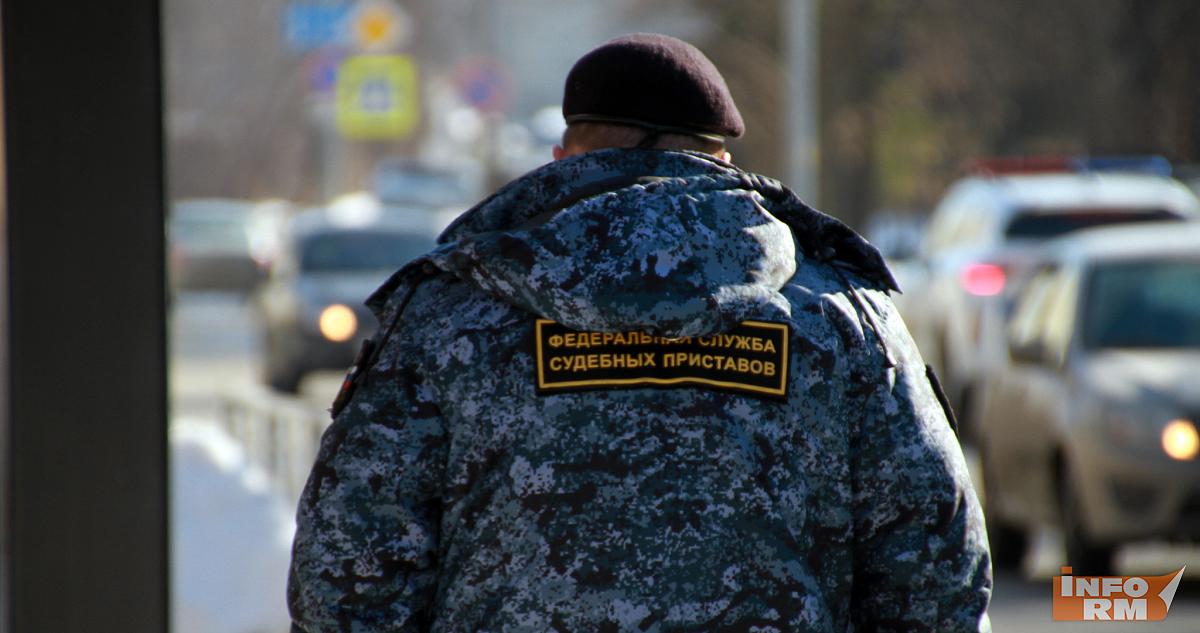 За какой долг приставы могут арестовать имущество: названа сумма 