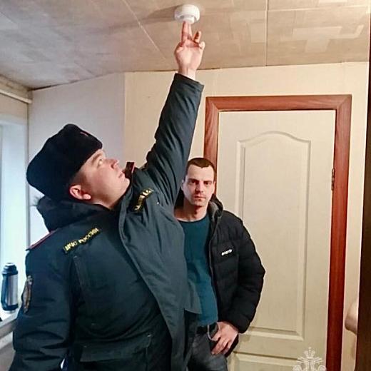 Жителям Мордовии раздают пожарные извещатели