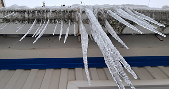 Глыба льда с самодельного навеса убила ребёнка 