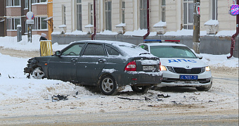 Внедорожник и легковушка в Саранске столкнулись у автобусной остановки 