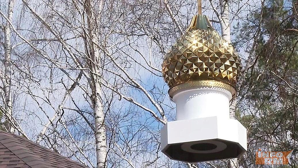 В Мордовии на строящийся храм подняли купол с крестом