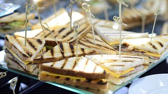 Можно ли есть на рабочем месте: ответ эксперта Роскачества 