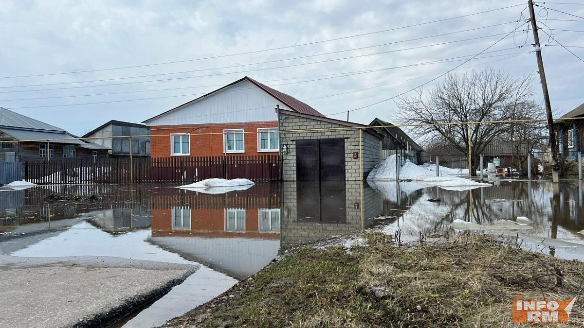 В Ичалках вода подобралась к жилым домам