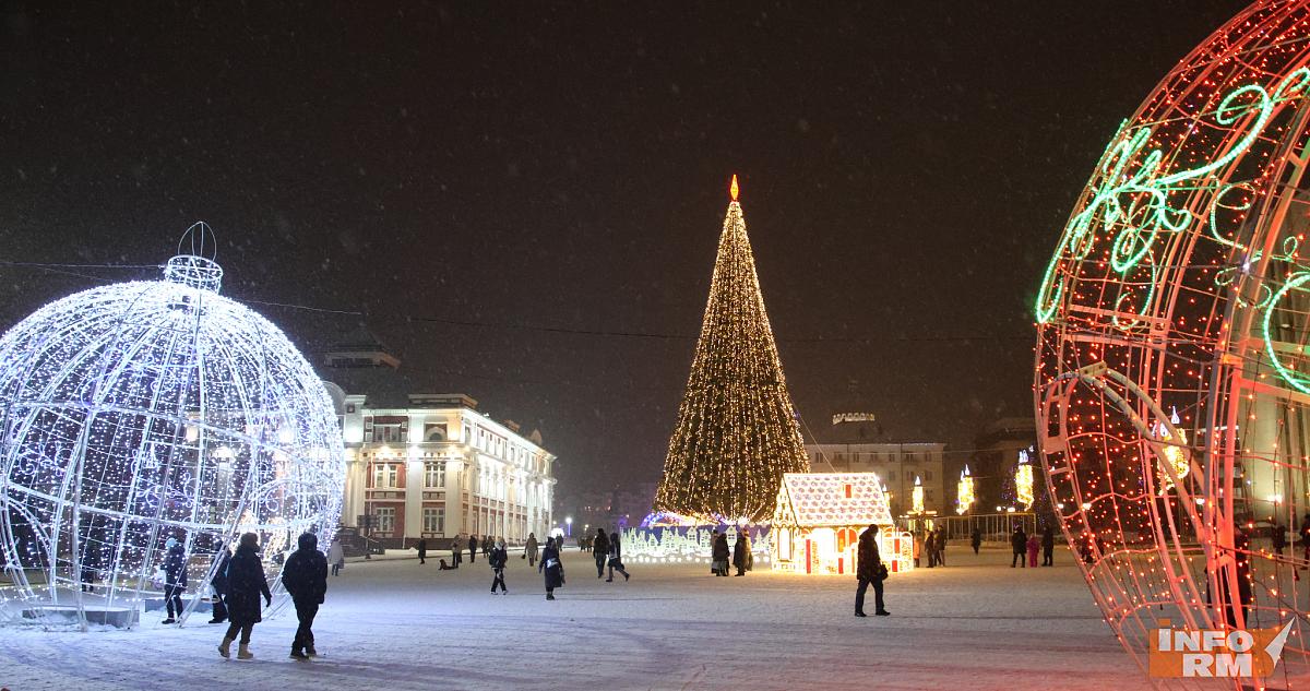 До открытия главной ёлки Саранска осталось всего несколько часов 