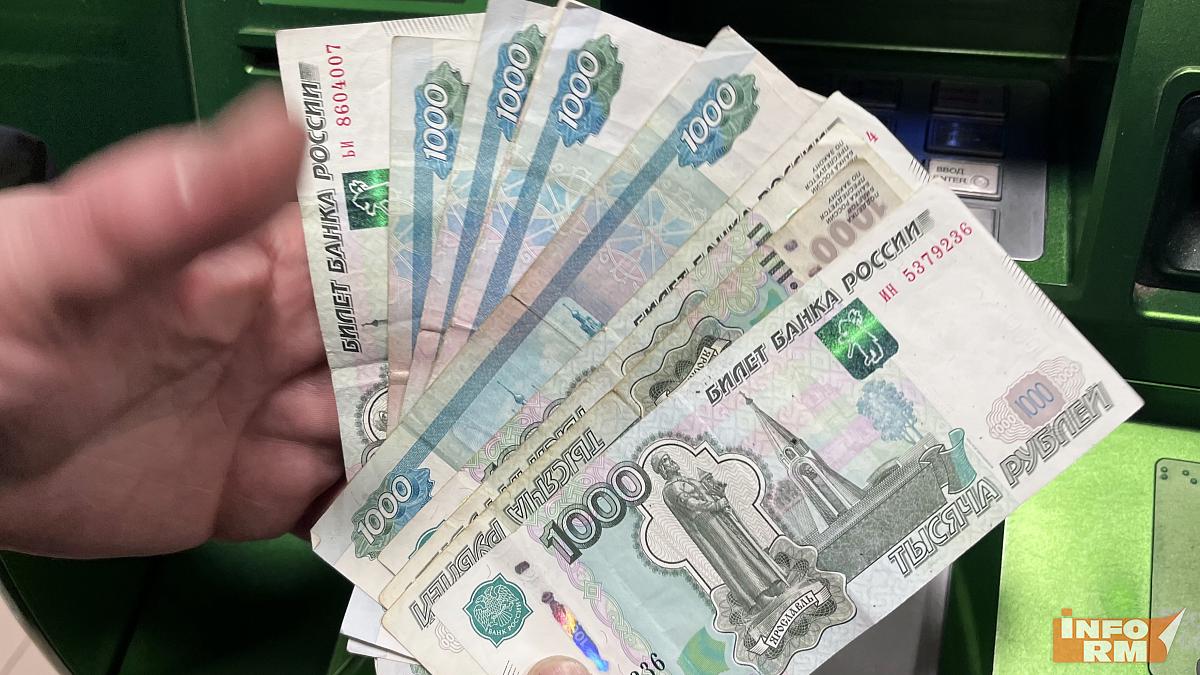 Открытая касса: жительница Саранска у банкомата соблазнилась чужими деньгами