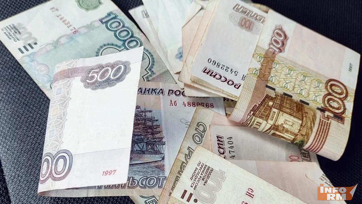 Почти каждый второй житель России раз в год находит деньги в куртке Почти каждый второй житель России раз в год находит деньги в куртке