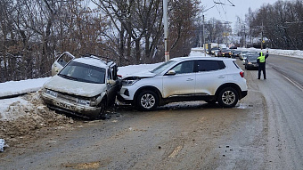В Саранске иномарка врезалась в стоящий на ремонте «ВАЗ»