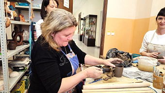 «За медицину здорового долголетия»: в Мордовии семьи участников СВО учились гончарному искусству 