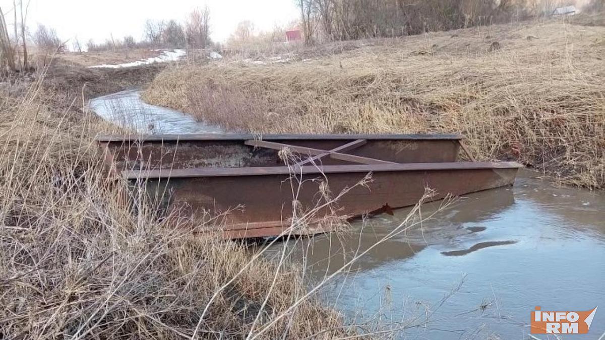Из-за уплывшего моста целая улица в Ладе отрезана от большой земли