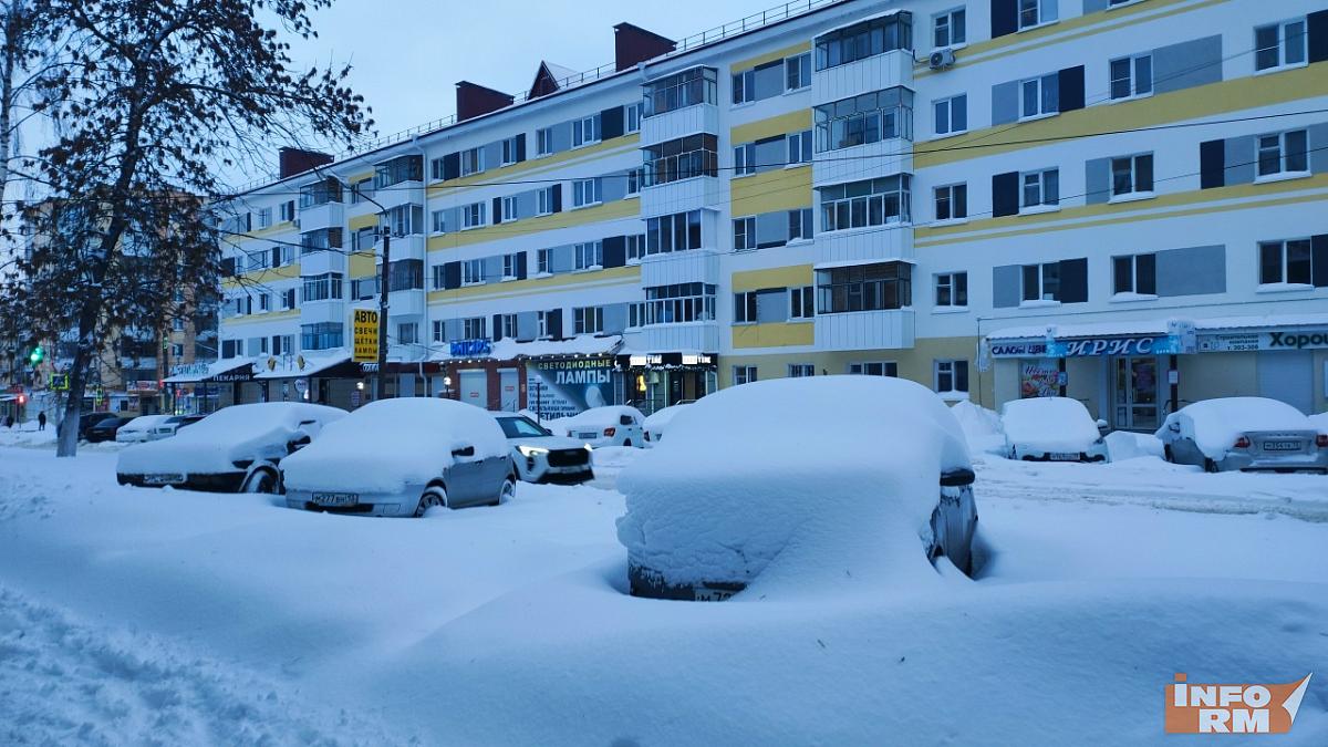 В Саранске уборке снега мешают припаркованные машины