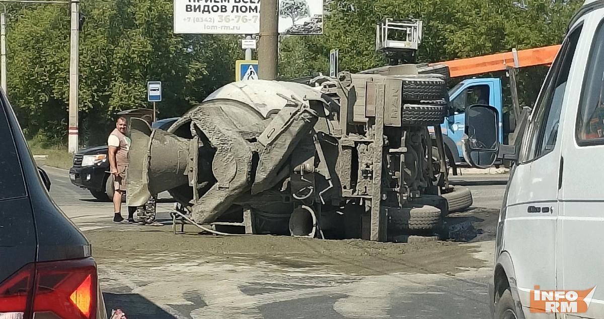 Из-за дорожной ямы в Саранске перевернулась бетономешалка 