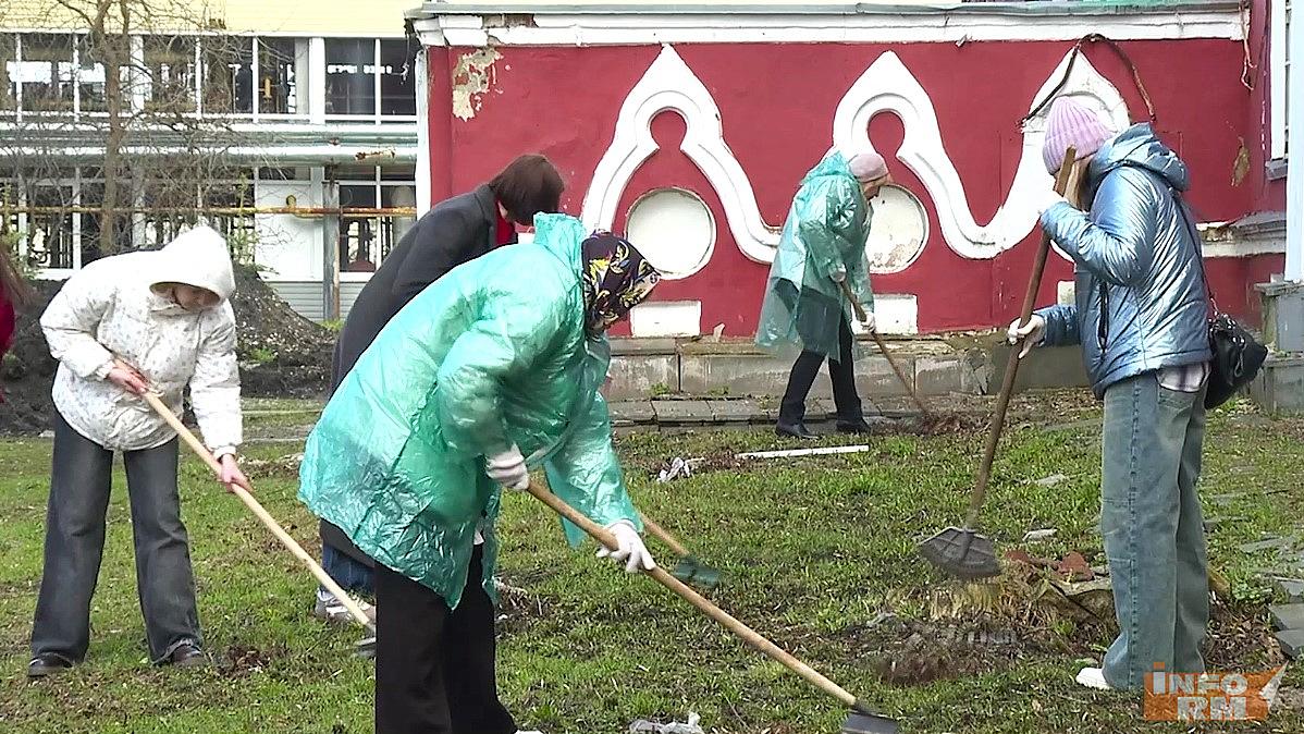 В Саранске территорию храма очистили от мусора