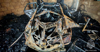 Мужчина в Мордовии ремонтировал машину, и она сгорела вместе с гаражом 