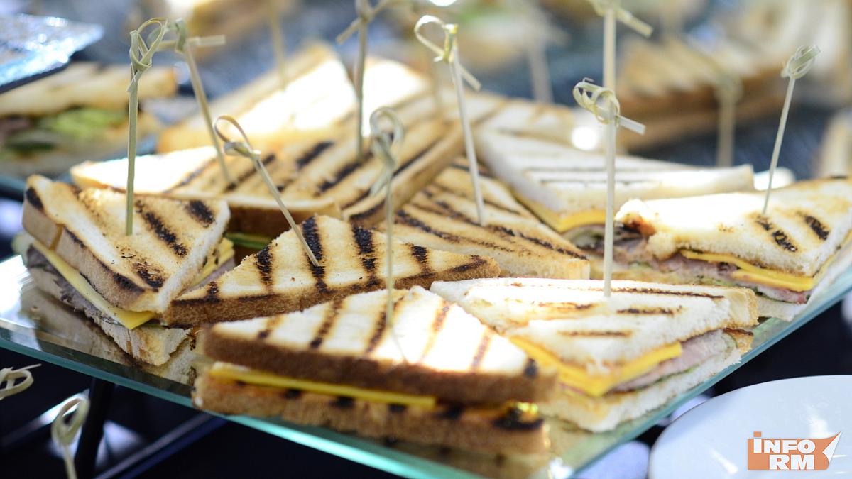 Можно ли есть на рабочем месте: ответ эксперта Роскачества 